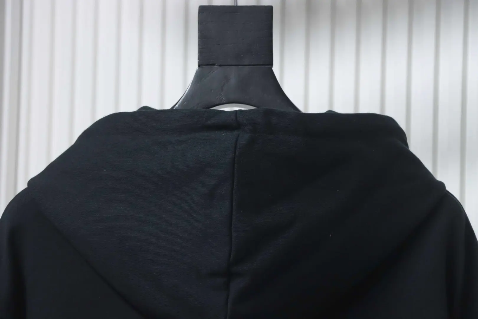 Kapuzenpullover mit 3D-Mesh-Design und gesticktem Doppel-F-Logo – Bild 4