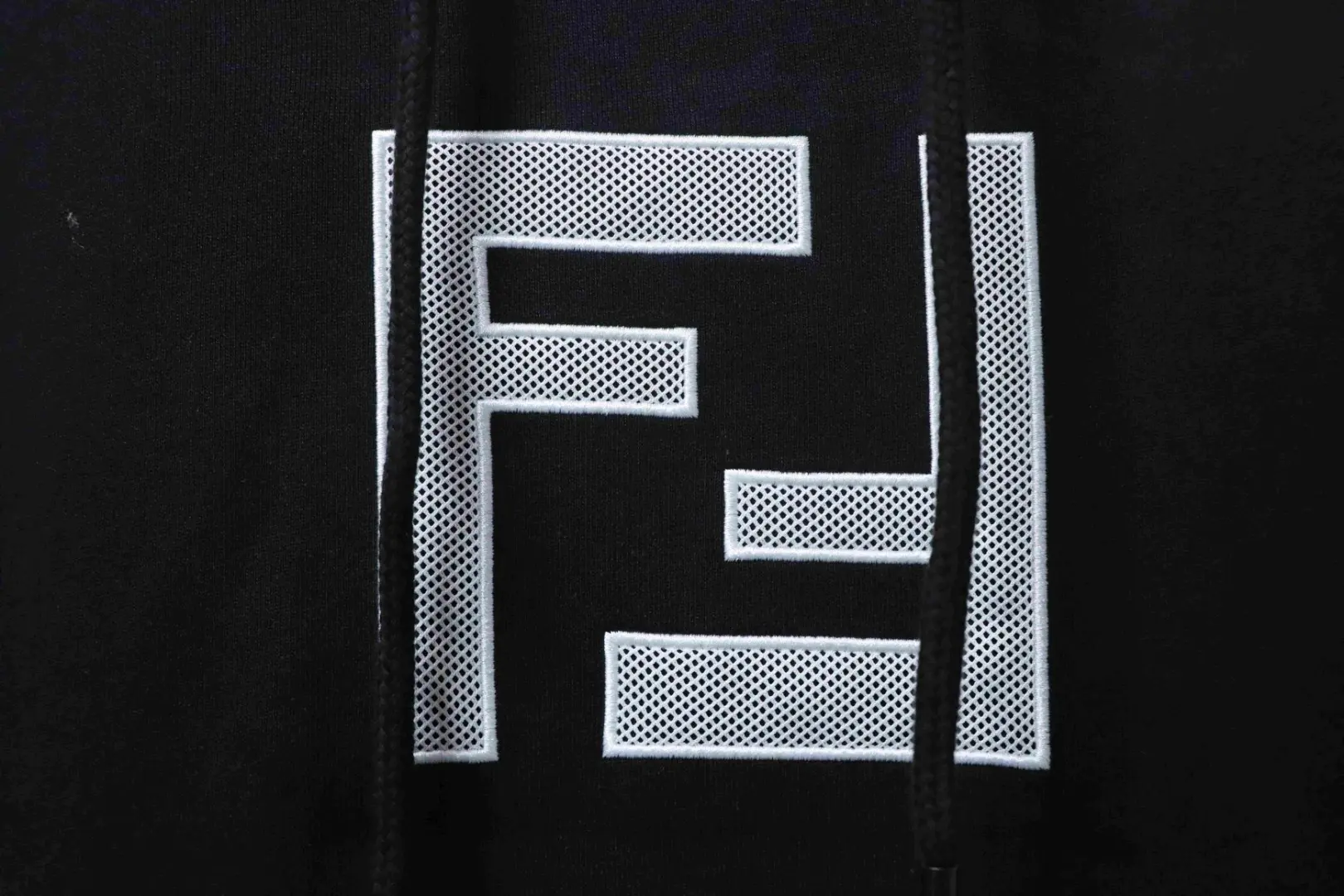 Kapuzenpullover mit 3D-Mesh-Design und gesticktem Doppel-F-Logo – Bild 5