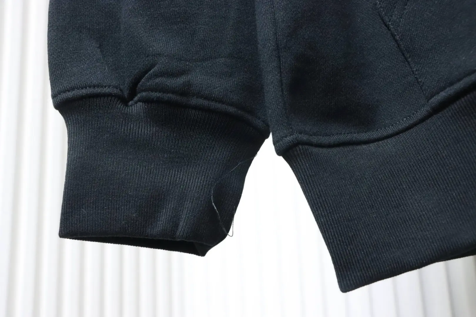 Kapuzenpullover mit 3D-Mesh-Design und gesticktem Doppel-F-Logo – Bild 6