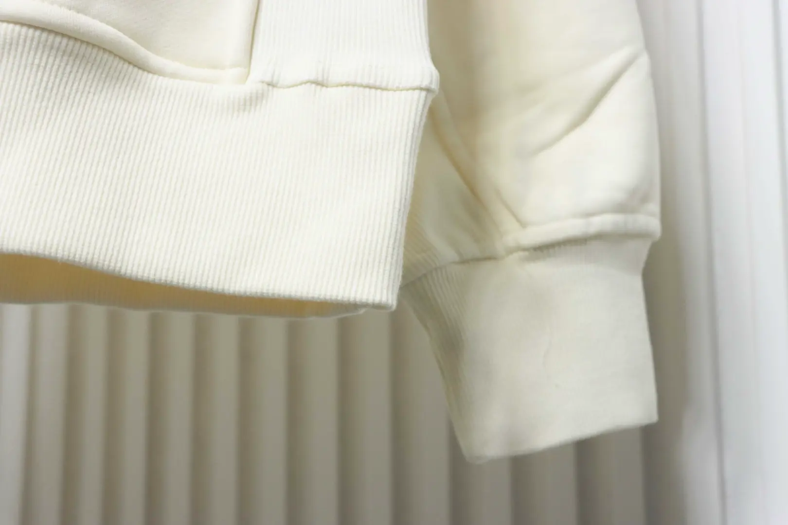 Kapuzenpullover mit gesticktem Buchstabenslogan – Bild 6