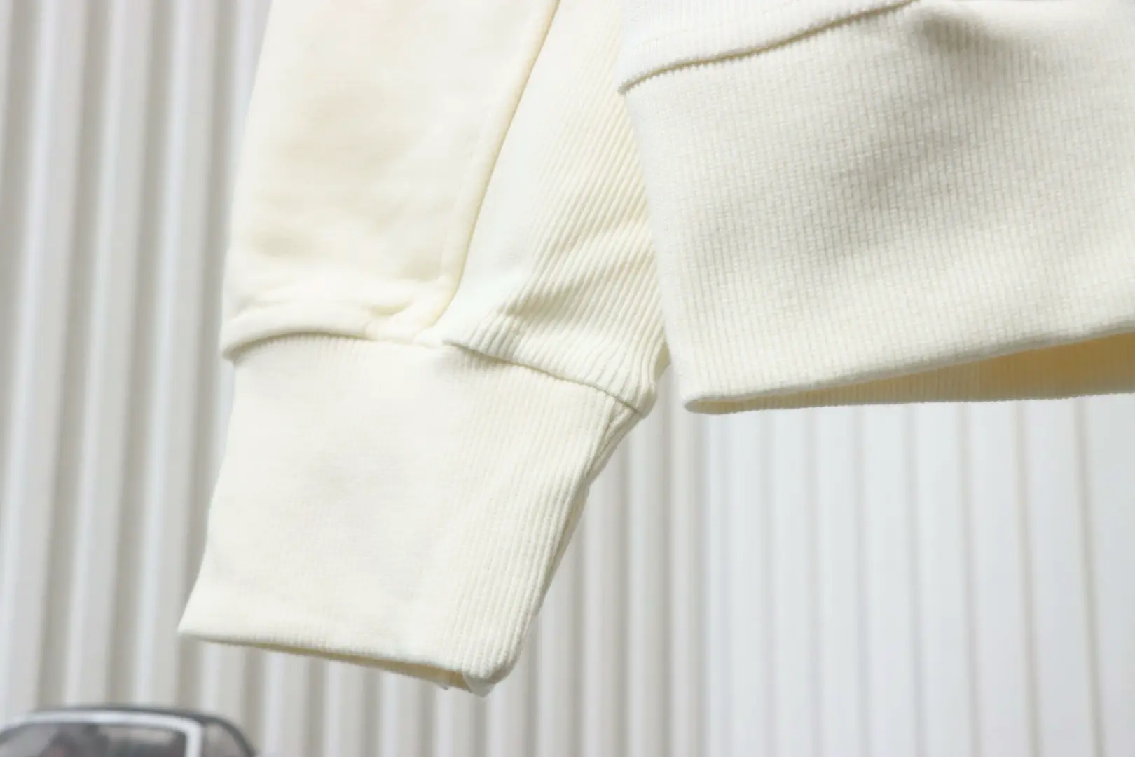 Kapuzenpullover mit gesticktem Buchstabenslogan – Bild 8