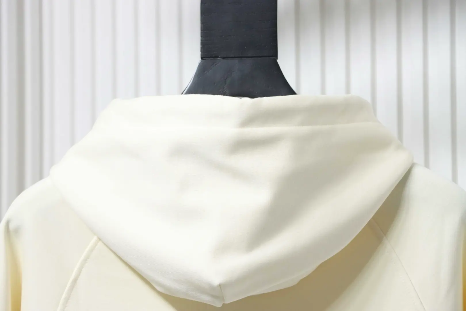 Kapuzenpullover mit gesticktem Buchstabenslogan – Bild 4