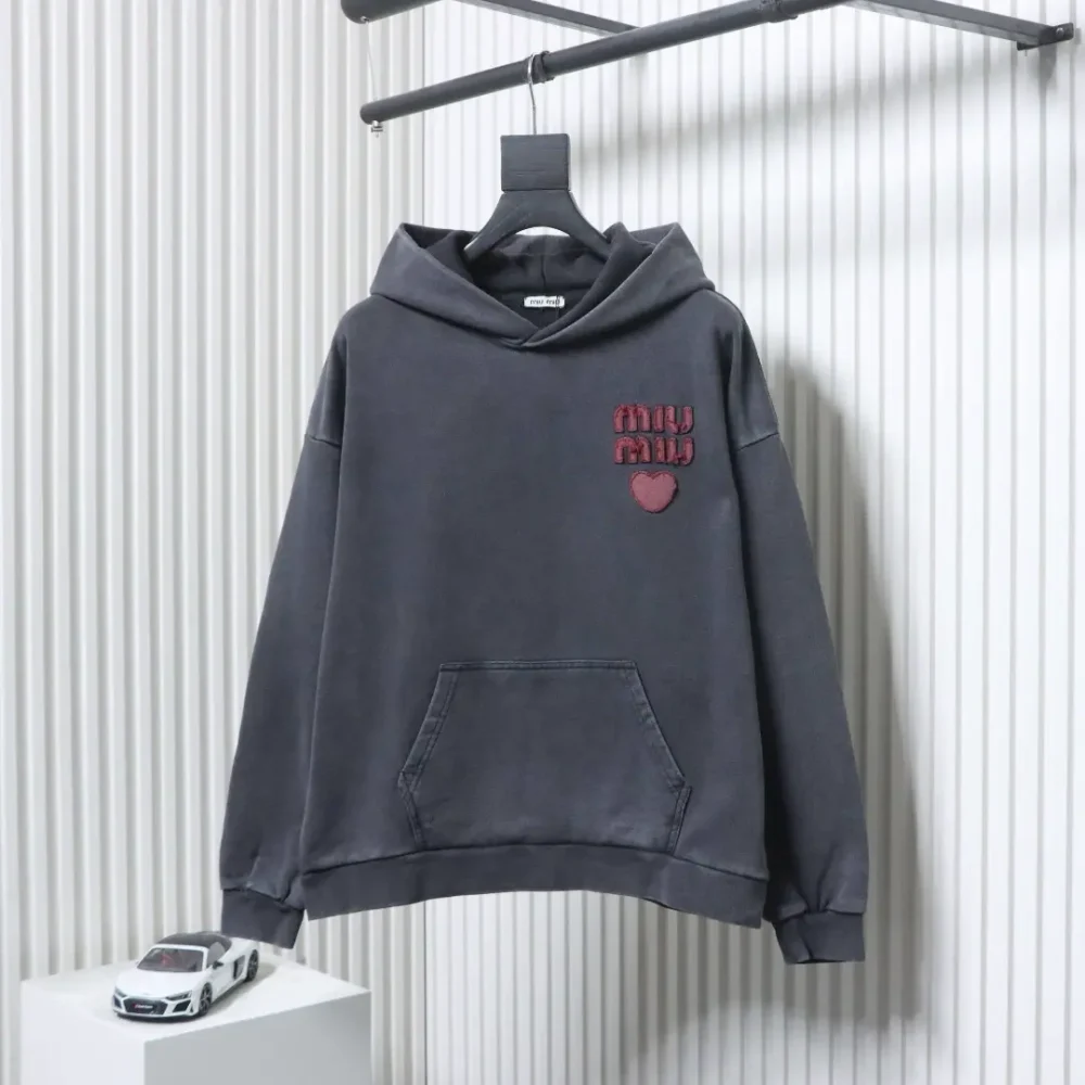 Kapuzenpullover mit verwaschenem Patch und kleinem Herz