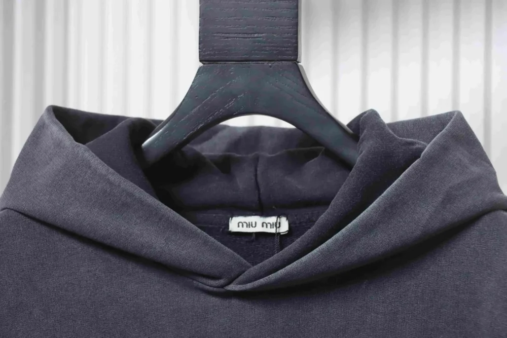 Kapuzenpullover mit verwaschenem Patch und kleinem Herz – Bild 3