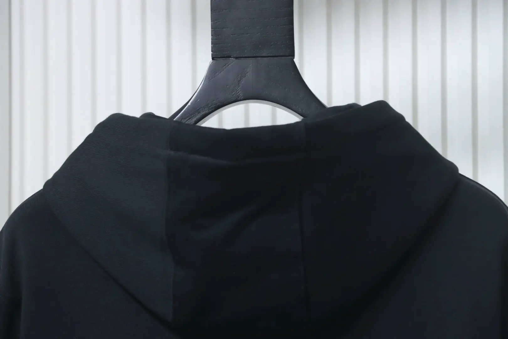 Karierte Sweatshirtjacke mit Kapuze und Reißverschluss – Bild 4