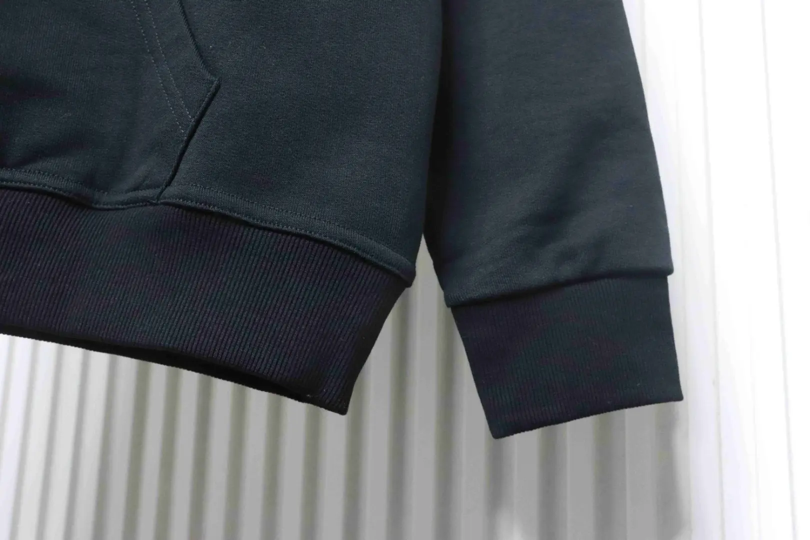 Karierte Sweatshirtjacke mit Kapuze und Reißverschluss – Bild 6