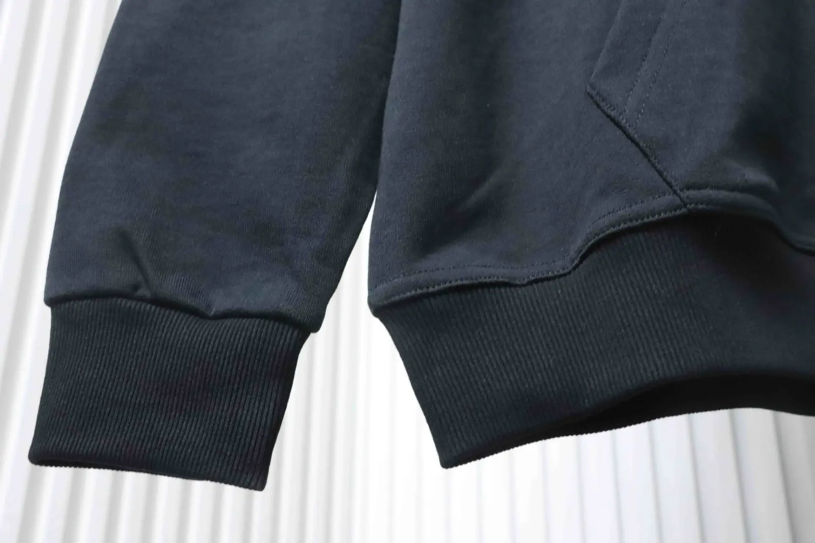 Karierte Sweatshirtjacke mit Kapuze und Reißverschluss – Bild 8