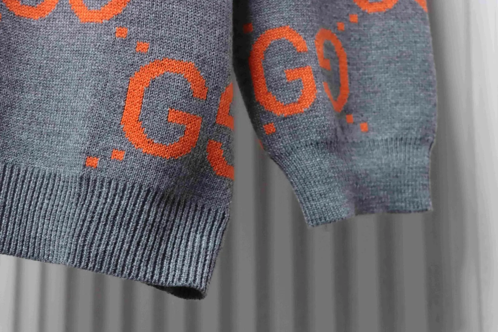 Klassischer Pullover mit ineinandergreifendem Strickmuster – Bild 6