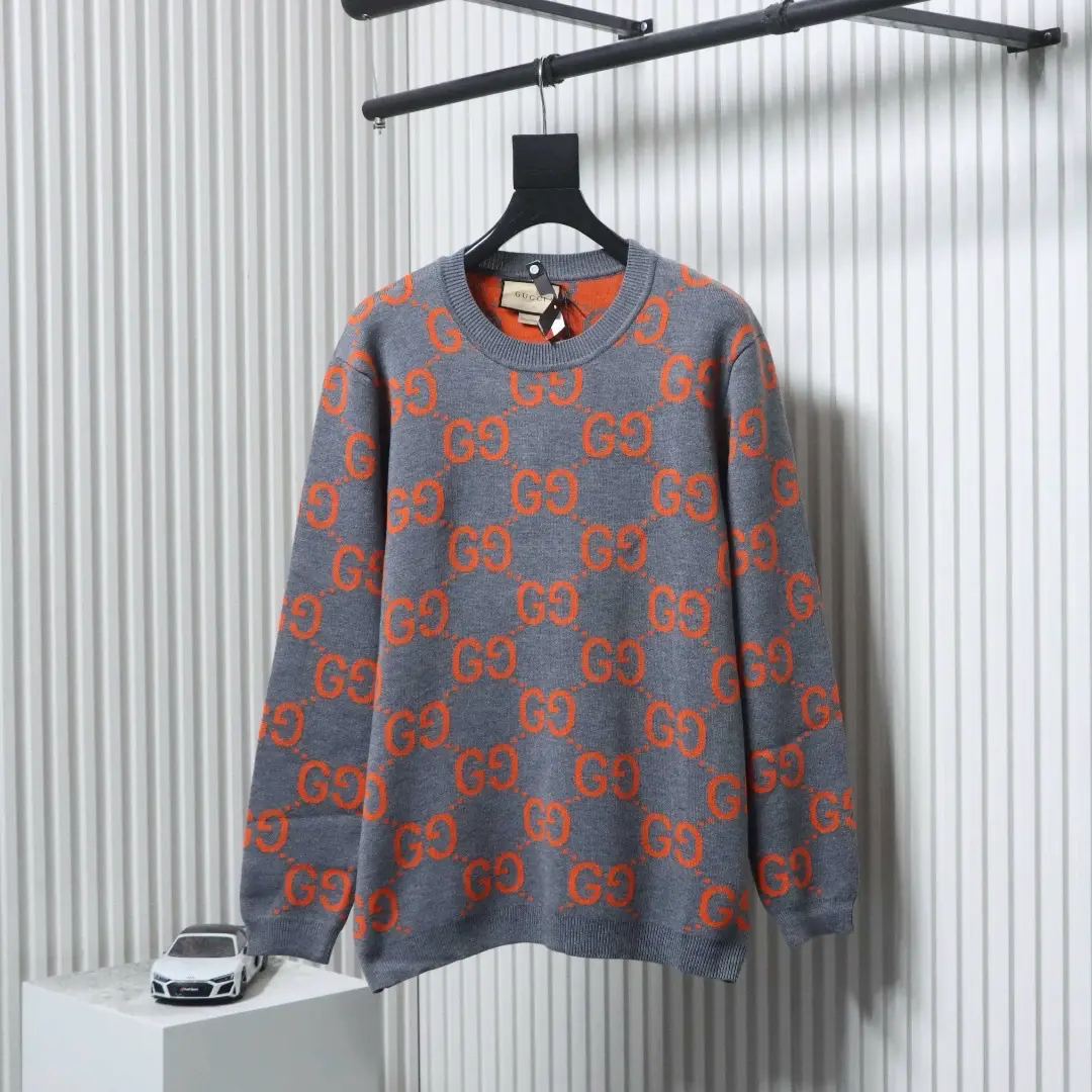 Klassischer Pullover mit ineinandergreifendem Strickmuster