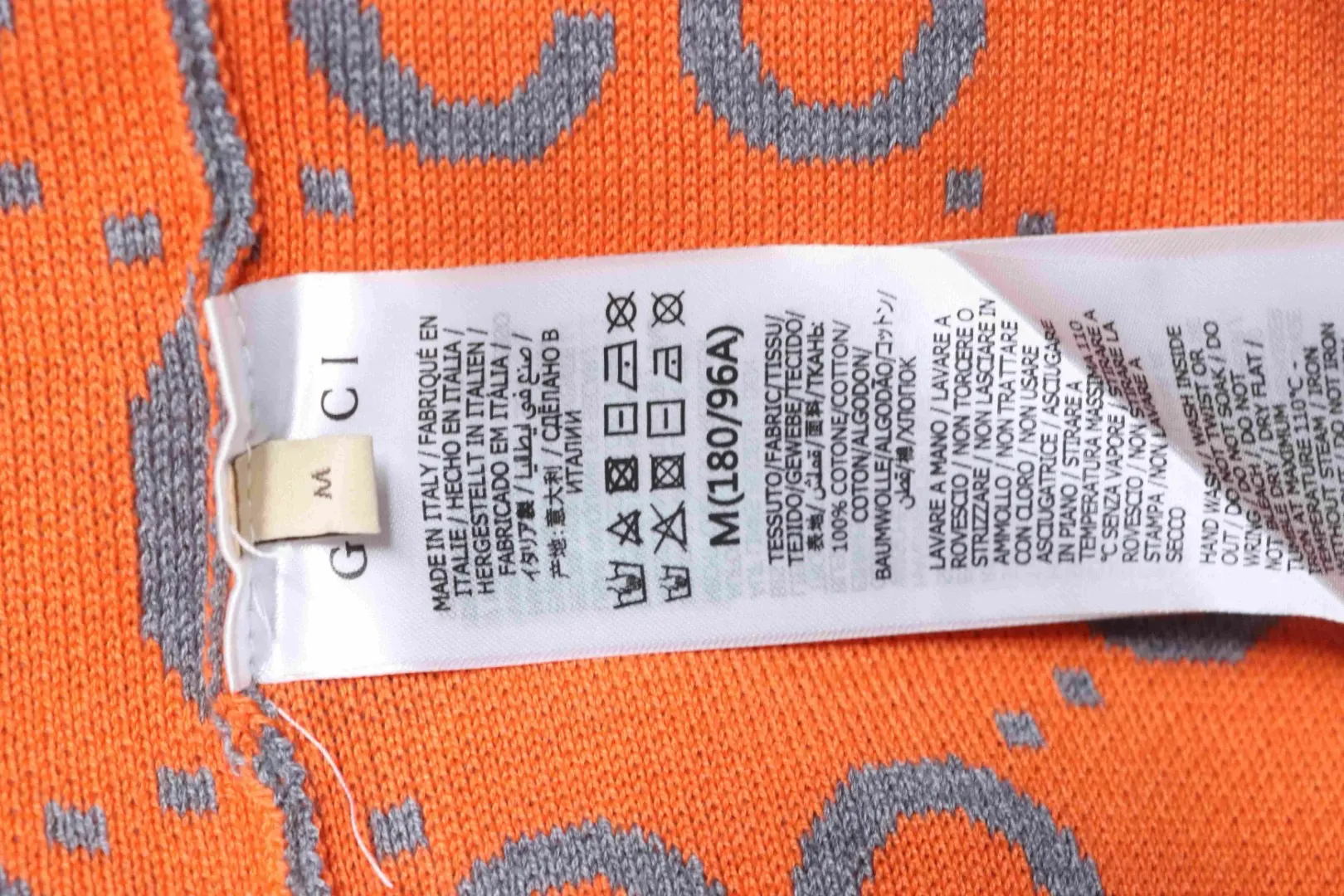 Klassischer Pullover mit ineinandergreifendem Strickmuster – Bild 9