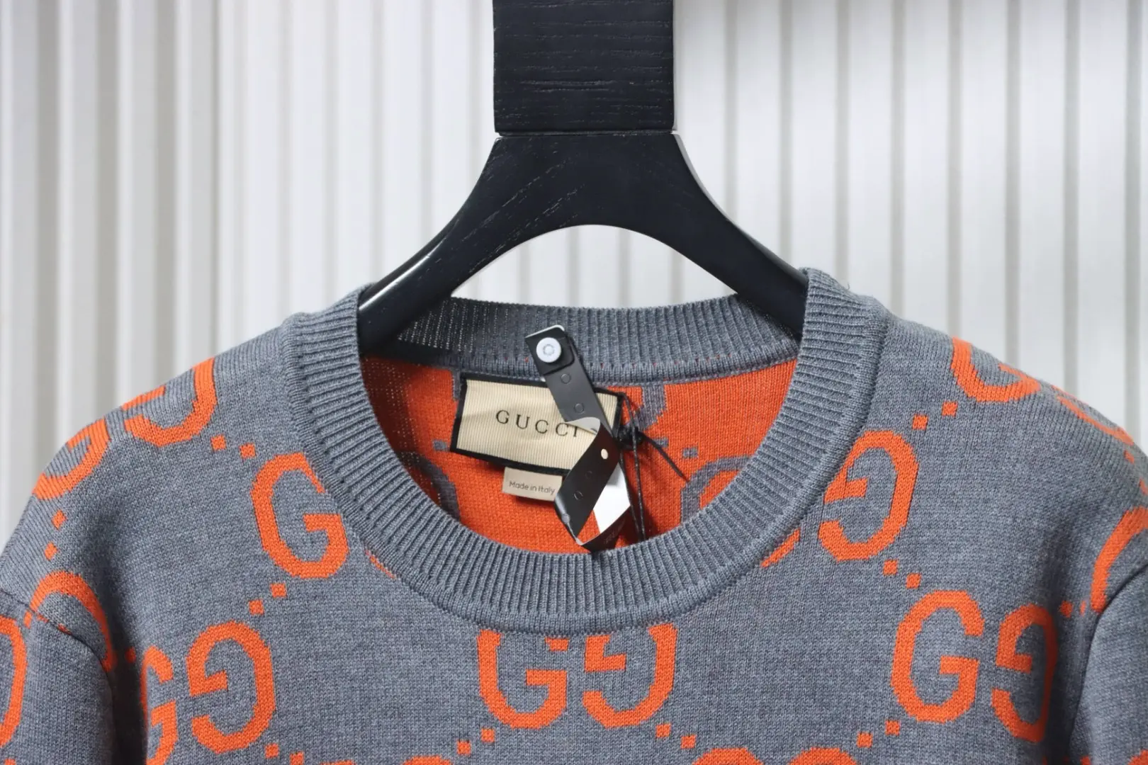 Klassischer Pullover mit ineinandergreifendem Strickmuster – Bild 3