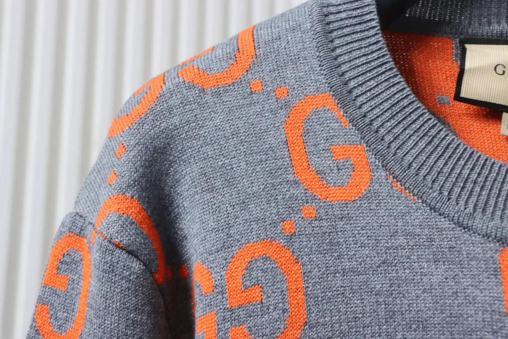 Klassischer Pullover mit ineinandergreifendem Strickmuster – Bild 5