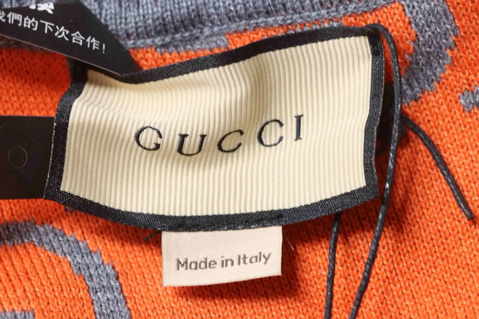 Klassischer Pullover mit ineinandergreifendem Strickmuster – Bild 10