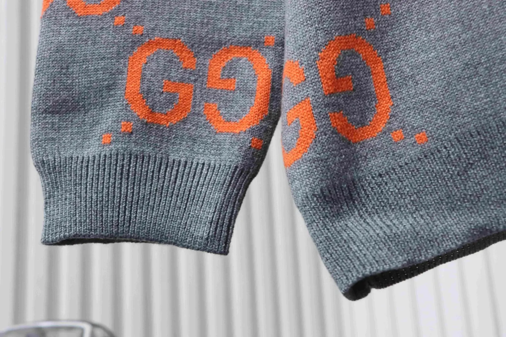 Klassischer Pullover mit ineinandergreifendem Strickmuster – Bild 7