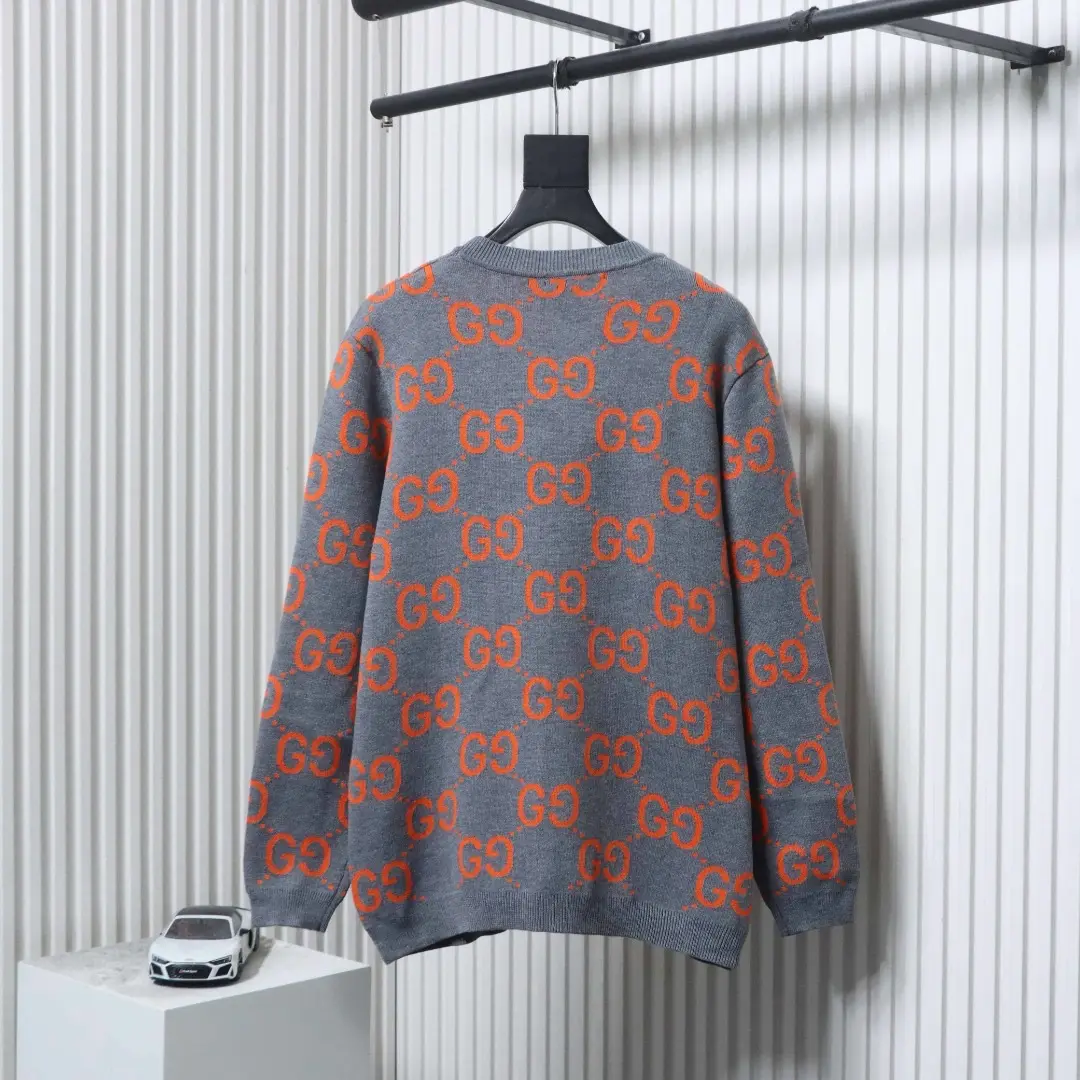 Klassischer Pullover mit ineinandergreifendem Strickmuster – Bild 2