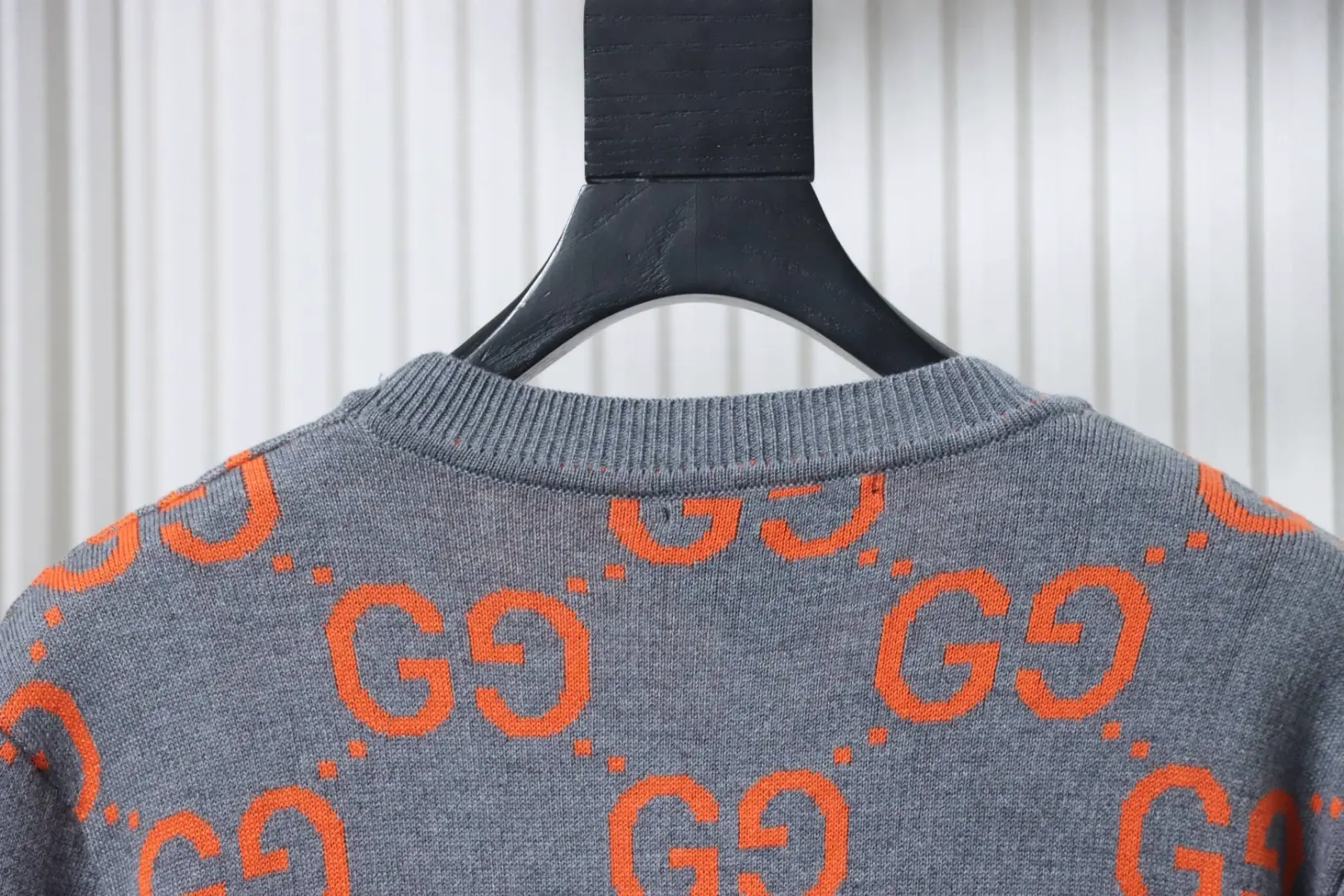 Klassischer Pullover mit ineinandergreifendem Strickmuster – Bild 4