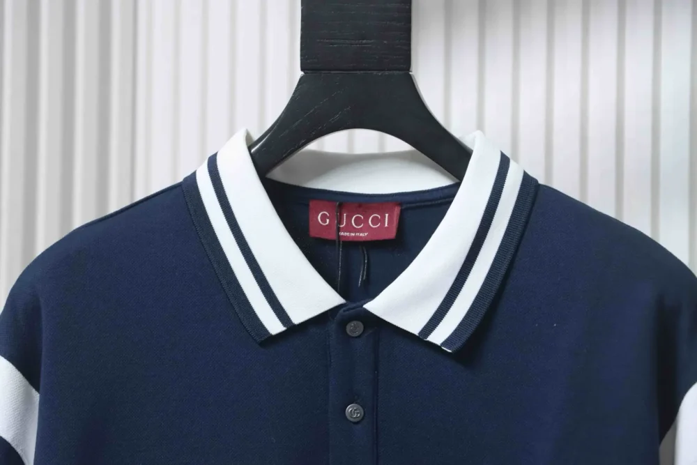 Langärmliges Poloshirt mit Buchstabenstickerei am Revers – Bild 3
