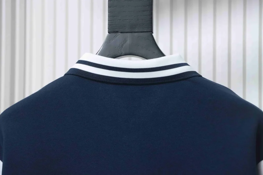 Langärmliges Poloshirt mit Buchstabenstickerei am Revers – Bild 4