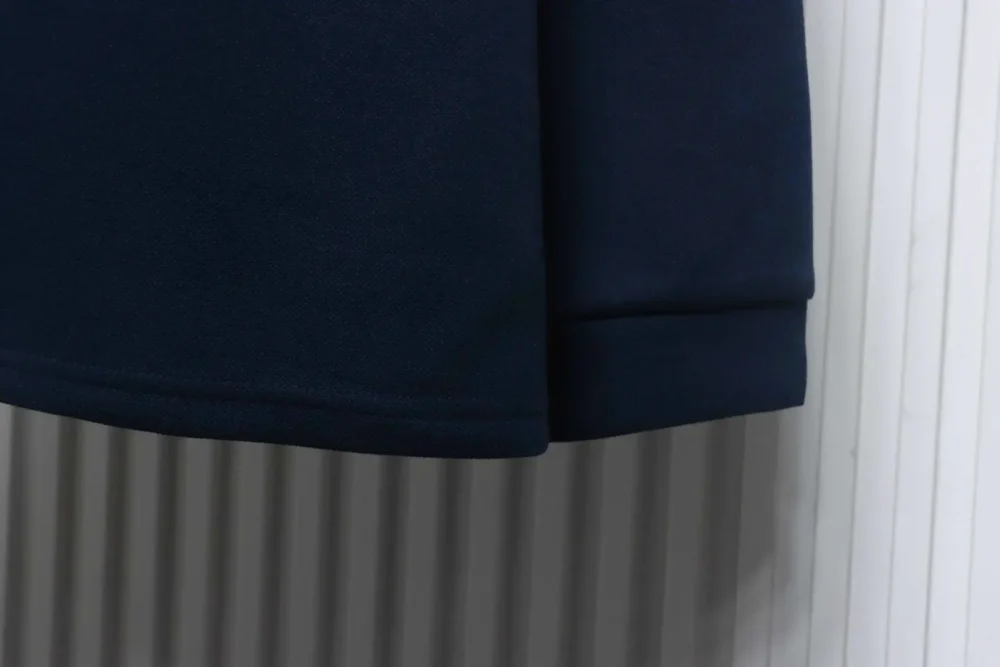 Langärmliges Poloshirt mit Hufeisen-Stickerei am Revers – Bild 7