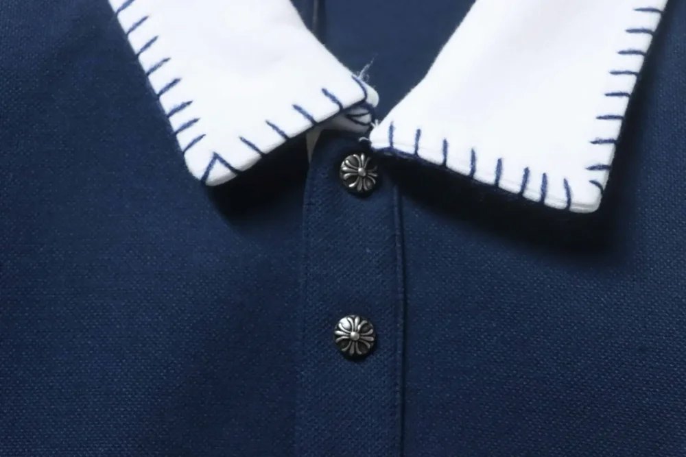 Langärmliges Poloshirt mit Hufeisen-Stickerei am Revers – Bild 8