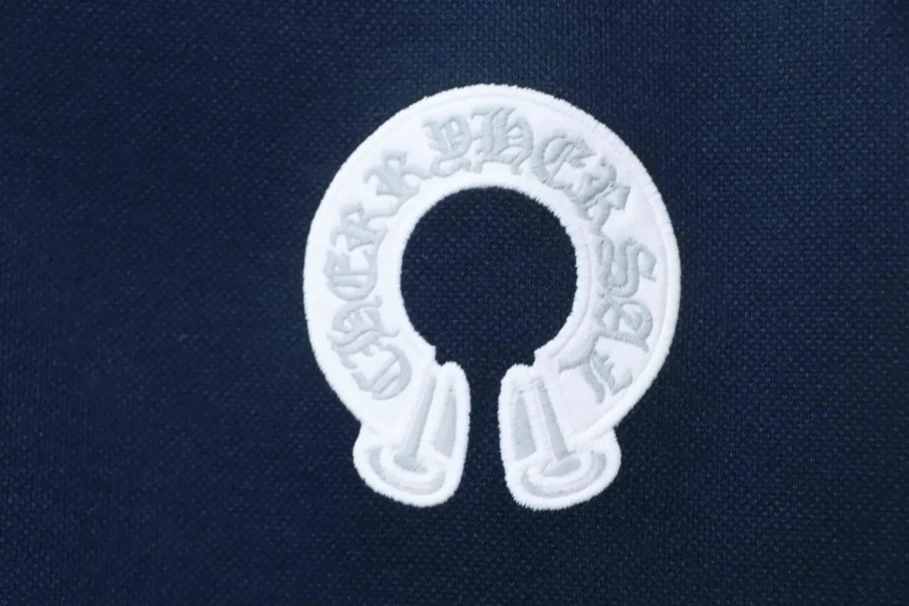 Langärmliges Poloshirt mit Hufeisen-Stickerei am Revers – Bild 5