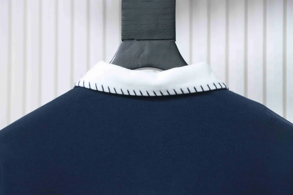 Langärmliges Poloshirt mit Hufeisen-Stickerei am Revers – Bild 4