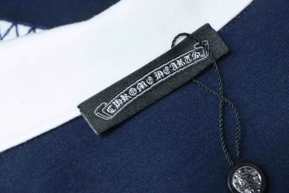 Langärmliges Poloshirt mit Hufeisen-Stickerei am Revers – Bild 11