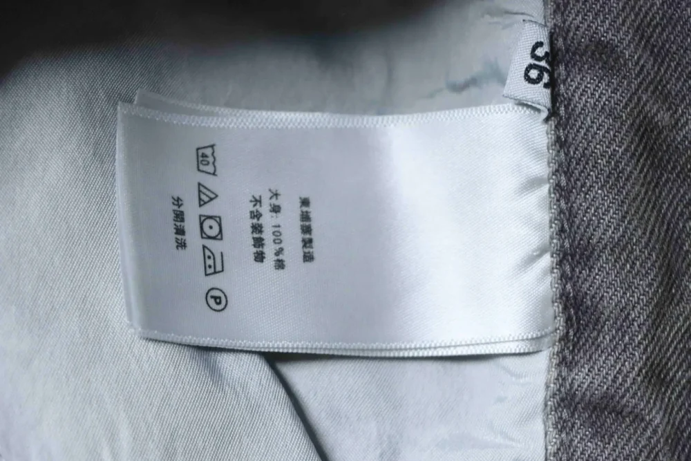 Lilafarbene Jeans aus Patchwork-Leder mit Graffiti-Sprühfarbe in limitierter Auflage – Bild 21