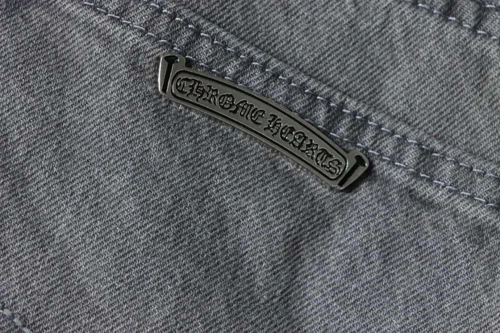 Lilafarbene Jeans aus Patchwork-Leder mit Graffiti-Sprühfarbe in limitierter Auflage – Bild 18