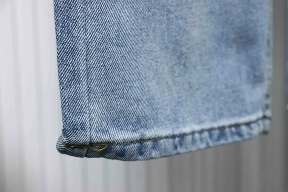 Lilafarbene Jeans aus Patchwork-Leder mit Graffiti-Sprühfarbe in limitierter Auflage – Bild 10