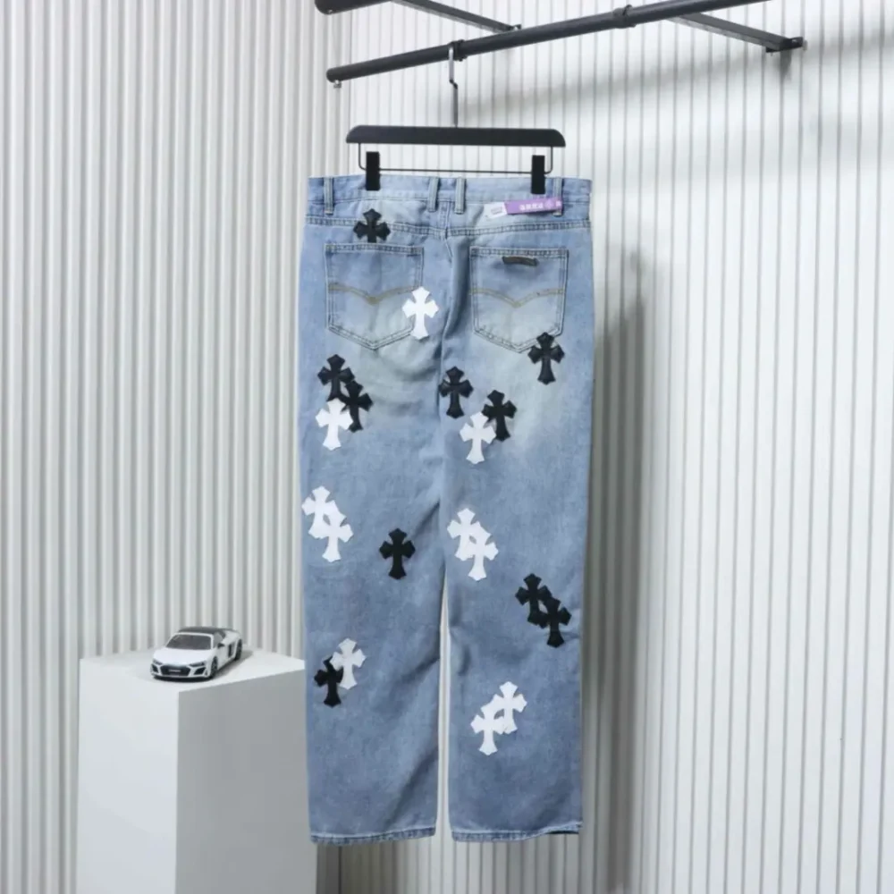 Lilafarbene Jeans aus Patchwork-Leder mit Graffiti-Sprühfarbe in limitierter Auflage – Bild 2