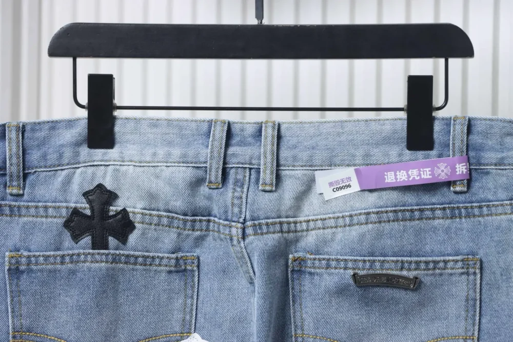 Lilafarbene Jeans aus Patchwork-Leder mit Graffiti-Sprühfarbe in limitierter Auflage – Bild 6