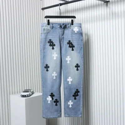 Lilafarbene Jeans aus Patchwork-Leder mit Graffiti-Sprühfarbe in limitierter Auflage