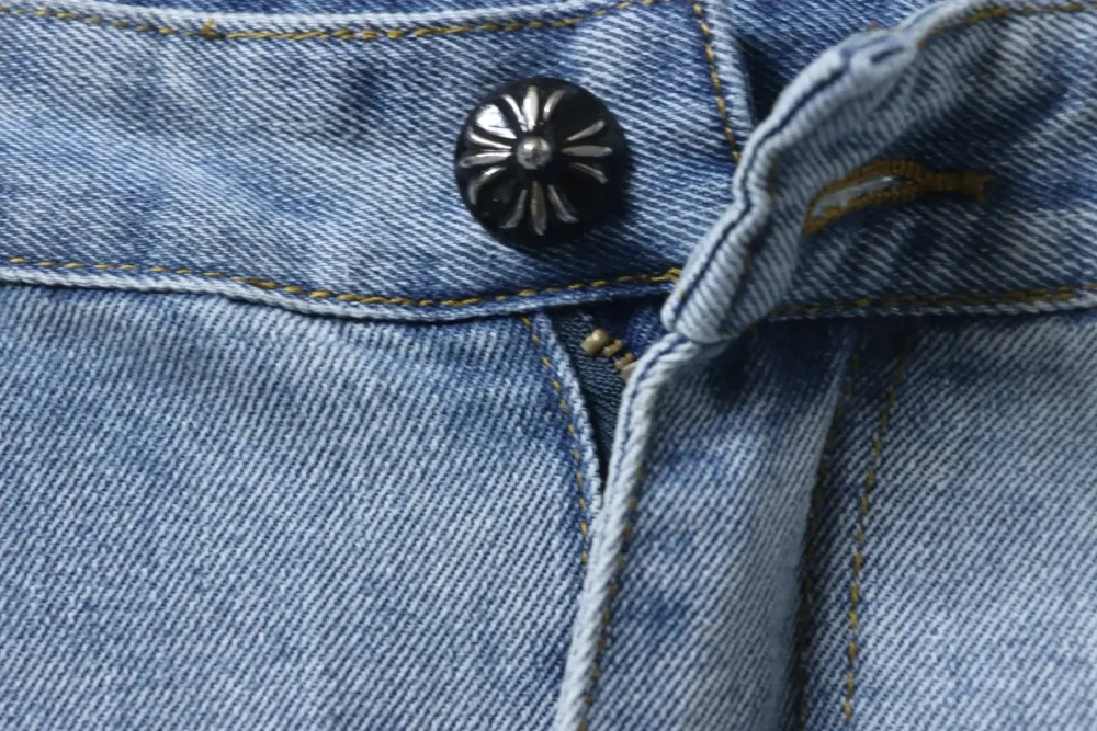 Lilafarbene Jeans aus Patchwork-Leder mit Graffiti-Sprühfarbe in limitierter Auflage – Bild 4