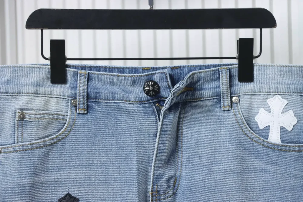 Lilafarbene Jeans aus Patchwork-Leder mit Graffiti-Sprühfarbe in limitierter Auflage – Bild 3