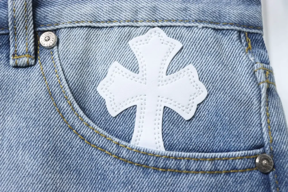 Lilafarbene Jeans aus Patchwork-Leder mit Graffiti-Sprühfarbe in limitierter Auflage – Bild 8