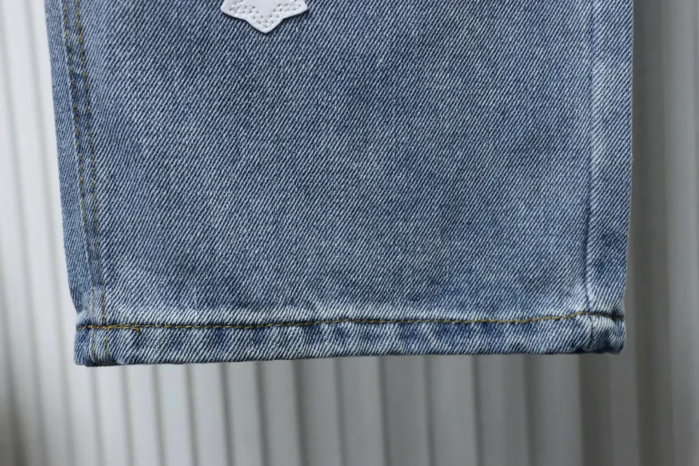 Lilafarbene Jeans aus Patchwork-Leder mit Graffiti-Sprühfarbe in limitierter Auflage – Bild 7