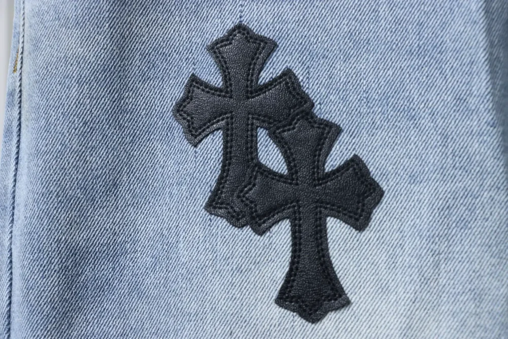 Lilafarbene Jeans aus Patchwork-Leder mit Graffiti-Sprühfarbe in limitierter Auflage – Bild 9