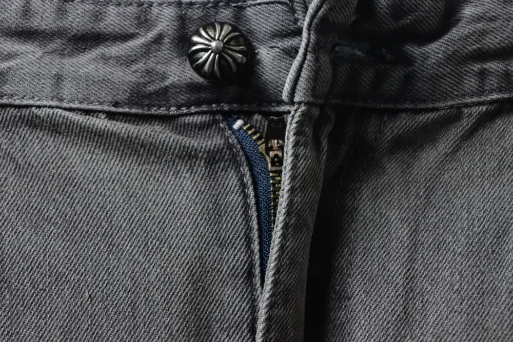 Lilafarbene Jeans aus Patchwork-Leder mit Graffiti-Sprühfarbe in limitierter Auflage – Bild 14