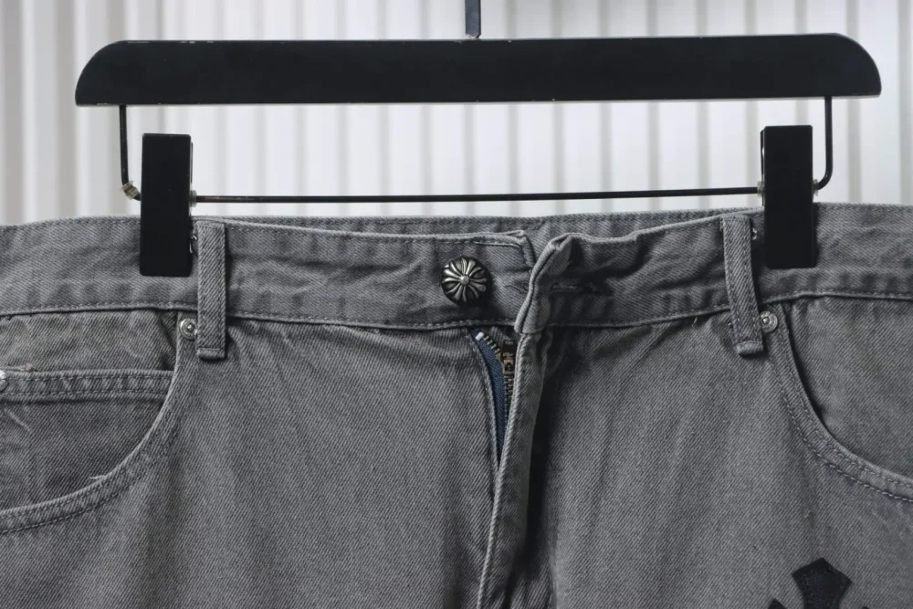 Lilafarbene Jeans aus Patchwork-Leder mit Graffiti-Sprühfarbe in limitierter Auflage – Bild 16
