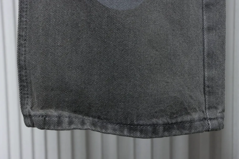 Lilafarbene Jeans aus Patchwork-Leder mit Graffiti-Sprühfarbe in limitierter Auflage – Bild 20