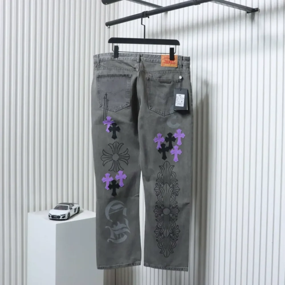 Lilafarbene Jeans aus Patchwork-Leder mit Graffiti-Sprühfarbe in limitierter Auflage – Bild 12