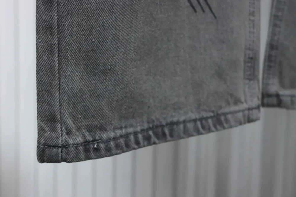 Lilafarbene Jeans aus Patchwork-Leder mit Graffiti-Sprühfarbe in limitierter Auflage – Bild 17