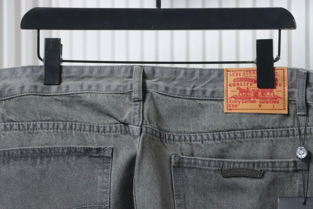 Lilafarbene Jeans aus Patchwork-Leder mit Graffiti-Sprühfarbe in limitierter Auflage – Bild 15
