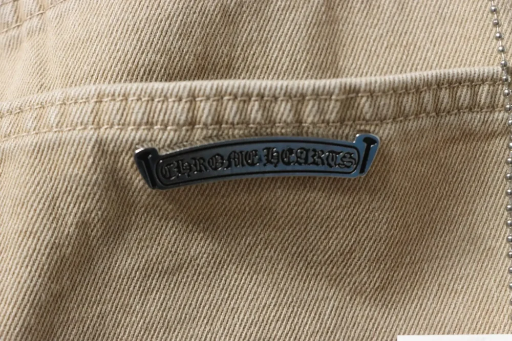 Miami Khaki-Jeans in Schwarz mit Kreuzaufnäher in limitierter Auflage – Bild 6