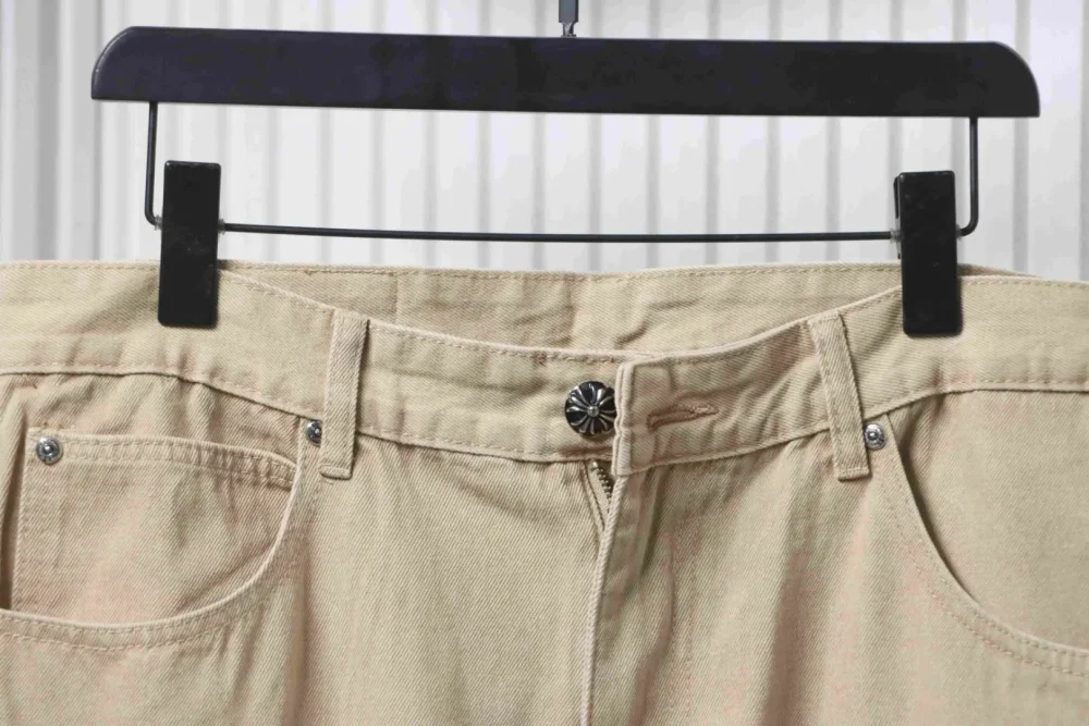 Miami Khaki-Jeans in Schwarz mit Kreuzaufnäher in limitierter Auflage – Bild 3