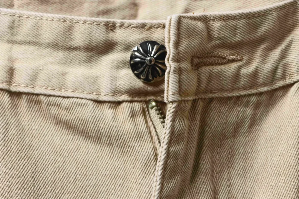 Miami Khaki-Jeans in Schwarz mit Kreuzaufnäher in limitierter Auflage – Bild 5
