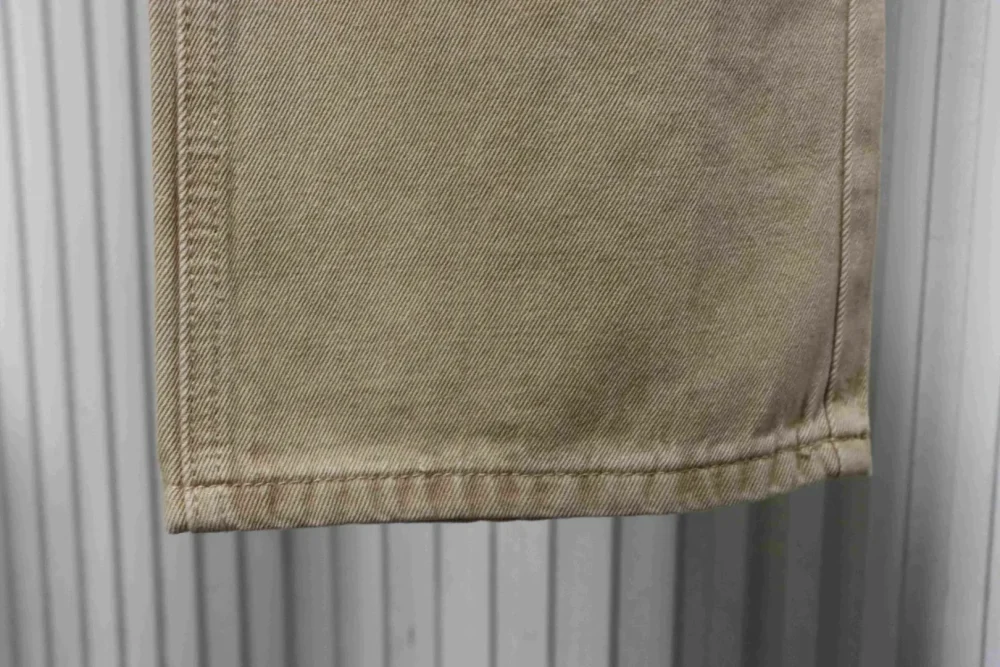 Miami Khaki-Jeans in Schwarz mit Kreuzaufnäher in limitierter Auflage – Bild 9
