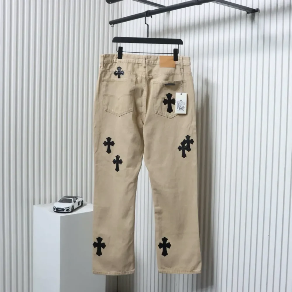 Miami Khaki-Jeans in Schwarz mit Kreuzaufnäher in limitierter Auflage – Bild 2