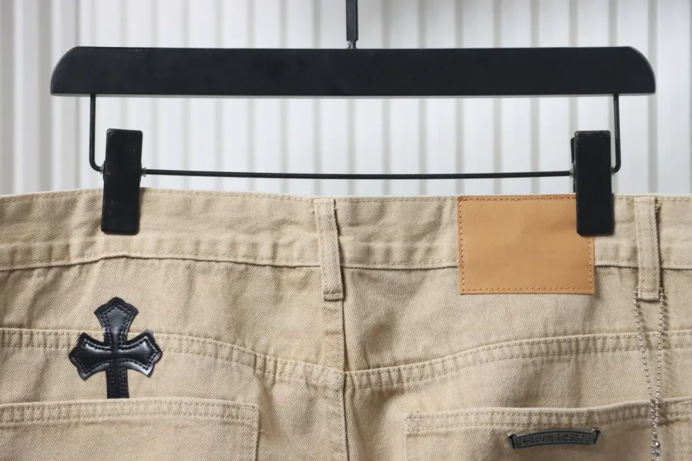 Miami Khaki-Jeans in Schwarz mit Kreuzaufnäher in limitierter Auflage – Bild 4